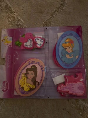 Disney Princess Wall Decorations - Färgglada väggdekorationer med motiv från Disney Princess, inklusive Belle och Askungen. Perfekt för att ge ditt rum en magisk och personlig touch! Innehåller 20 mini-brickor med hjärtan, slott och prinsessor. Passar dig som älskar sagor och kreativ inredning. Och perfekt också till julklapp