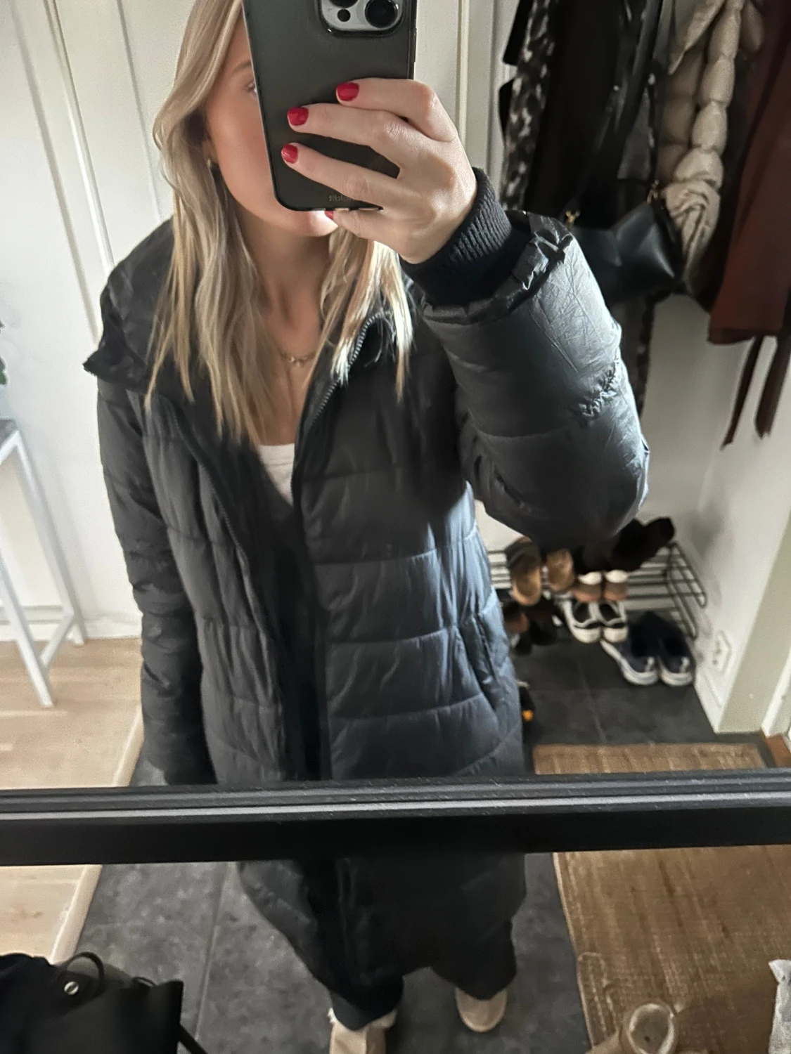 Svart lång jacka med huva - 1