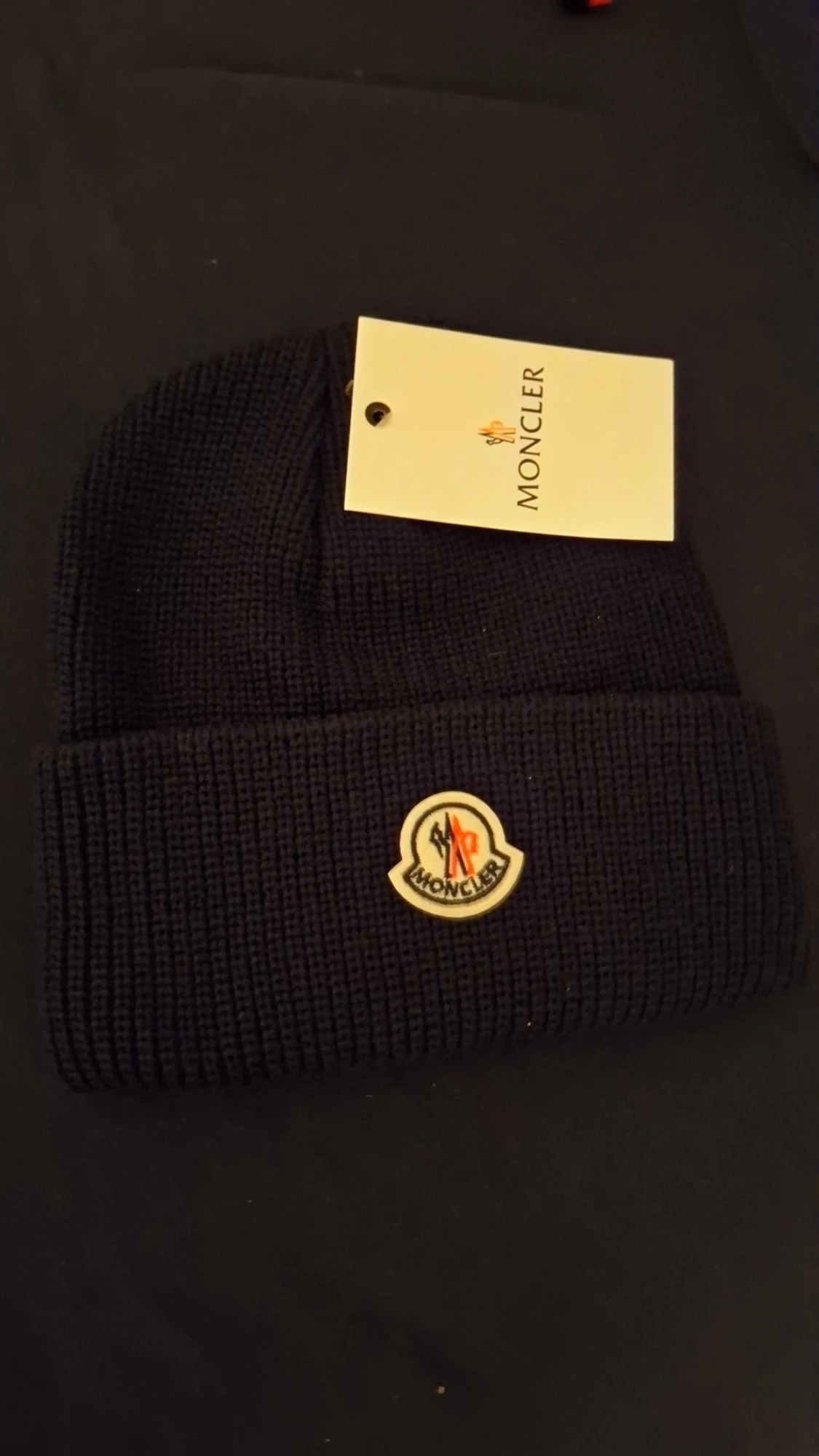 Svart stickad mössa från Moncler