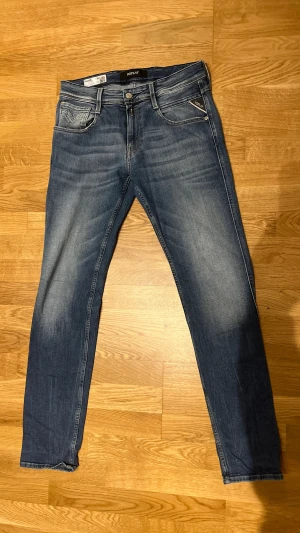 Replay -Blue Jeans - Jag säljer ett par replay jeans i modellen anbass (slim fit)