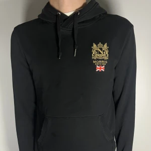 Morris hoodie - Säljer en riktigt snygg och trendig Morris hoodie i fint skick, storlek M, vid frågor är det bara att skriva //Gramenti