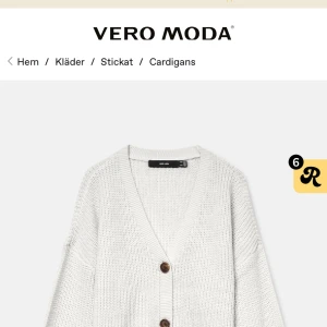 Vit stickad kofta från Vero Moda - Snygg vit kofta som knappt är använd. Koftan har långärmad design och en loose passform som gör den superbekväm. Perfekt att slänga över en t-shirt för en chill look. Ny pris 300kr