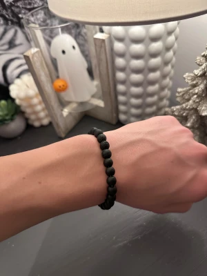 Svart pärlarmband med lavasten - Tja säljer fler olika färger på armband. Dem är helt nya och är i strechigt material men stretcha inte ut det för långt.