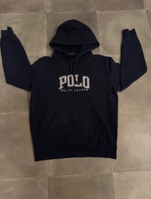 Ralph Lauren hoodie  - Säljer denna Ralph Lauren hoodien i mycket bra skick, skick = 9/10, storlek = XS, mitt pris = 1199, modellen är 170, 58kg, hör av er vid frågor eller funderingar 🤩🙌