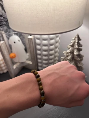 Brunt och gult pärlarmband - Tja säljer fler olika färger på armband. Dem är helt nya och är i strechigt material men stretcha inte ut det för långt.