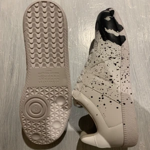 Maison Margiela paint splatter black white’ - Sneakers från Maison Margiela i vitt skinn med svart färgstänk och snörning, använd några gånger men inget märkvärdigt. Köptes begagnade då boxen var skadad men lite små😕, storlek 43 