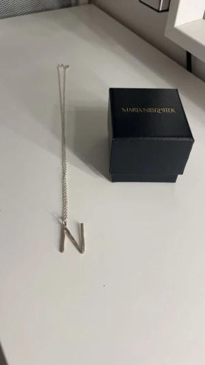 Maria Nilsdotter Wonky Letter Necklace  - Säljer då den inte kommer till användning. Den är 45 cm. Nypris är 1995kr.