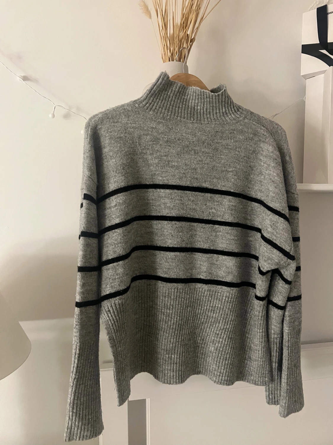 Grå randig polotröja stickad