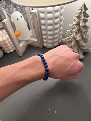 Blått pärlarmband med stenar - Tja säljer fler olika färger på armband. Dem är helt nya och är i strechigt material men stretcha inte ut det för långt.