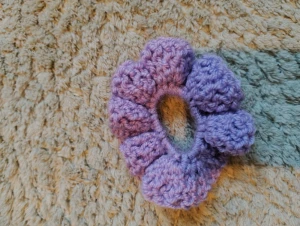 Lila virkad scrunchie  - Superfin handgjord virkad scrunchie i lila med volangkant. Perfekt för att ge din frisyr en söt och färgglad touch. Mjuk och stretchig, passar både till uppsatt hår och som accessoar runt handleden. Virkad av mig!
