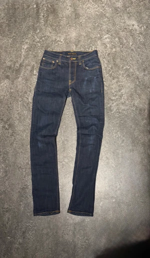 Nudie jeans  - Ett par extremt snygga nudie jeans i väldigt bra skick! Storlek 29/34 men passar 29/32! Model thin fin, Jeansen är raw och med tiden kommer få snygg wash!                                                   Kontakta gärna oss om du har några frågor, priset är ej hugget i sten! Mvh Saint;)