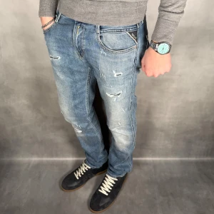 Replay Anbass - - Replay Anbass — Storlek 30/34 — 9/10 - Bra skick utan skavanker — Inkluderat - Jeans — Retail 2000kr — Modellen är 180cm, 65kg