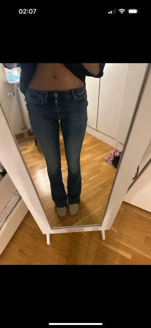 Blå bootcut jeans från ONLY XS - Snygga blå jeans från ONLY i storlek XS med klassisk bootcut-modell. Jeansen har låg midja, och har inte defekter. De sitter bra och har ett mjukt material. Skriv fler fker bilder eller funderingar samt prisförslag!