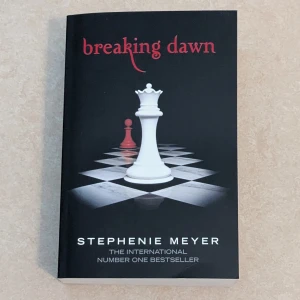Breaking Dawn - HELT NY BOK, OLÄST. Breaking Dawn är en internationell bästsäljare med en mystisk och dramatisk omslagsdesign. Perfekt för dig som gillar spänning, fantasy och starka känslor. Boken är en del av Twilight-serien och passar dig som vill fördjupa dig i en värld av vampyrer, kärlek och svåra val.