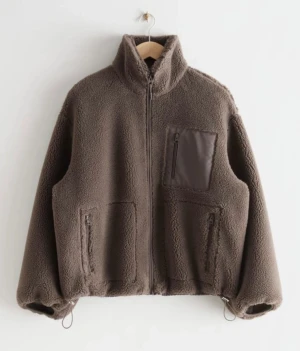 Pilejacka - Säljer denna underbara pile jacka från & Other Stories. Jättegosig och varm och i superbra skick.