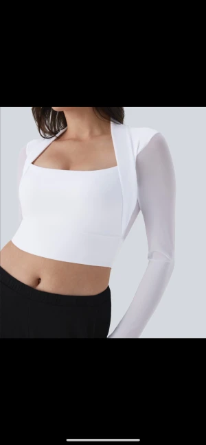 Sport top - Ny sport top från Halara. Lent fint material som andas och där svettfläckar inte syns. Uttagbara inlägg vid brösten. Köpt för 499kr