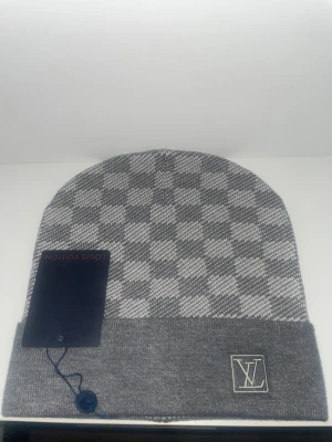 Grå rutig mössa - Säljer en snygg grå rutig mössa inte använd en ända gång man får även med prislappen på den