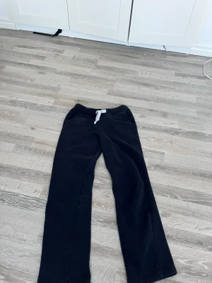 Svarta mjukisbyxor från russemerch - Svarta mjukisbyxor från russemerch i storlek XS. Har blivit för små för mig. 