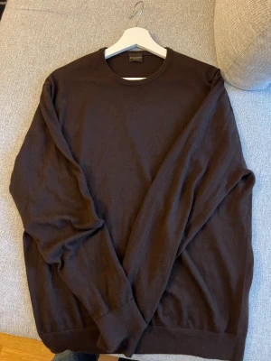 Rose & Born Kashmir tröja  - Säljer min helt oanvända Rose and Born Kashmir tröja i en vacker brun färg som passar till de mesta. Denna tröja är i 100% Kashmir och är väldigt mjuk och varm nu till vintern. Tröjan är gjord i Italien av de finaste materialen och har inga defekter överhuvudtaget. Storlek är L men kan också passa M. Nypris på denna tröja var 5000 kronor, så ett ypperligt tillfälle att få den för en bråkdel av  nypriset. Hör av dig vid frågor.  