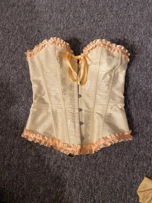 Belle kostym - Säljer min Belle kostym som endast är använd en gång. Settet är i storlek S och allt som är på bilderna ingår. Kjolen har även inbyggda shorts. Köpte settet för 500kr.