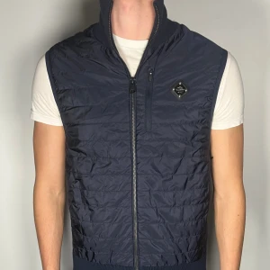 J.Lindeberg väst - Säljer en riktigt snygg och trendig J.Lindeberg väst i fint skick, storlek S, vid frågor är det bara att skriva //Gramenti