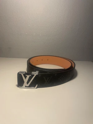 Louis Vuitton svart skärp med LV-spänne - 110 cm