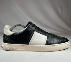 Valentino Flycrew - Hej! Säljer dessa Flycrews från Valentino ( tillverkas inte längre )    Storlek 43 passar 44, Varsamt använda med skick 9/10 , nypris 6500kr mitt pris 3499.  Bara skorna medföljer. Skriv bid minsta lilla fundering!🙌