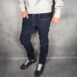 Replay Anbass  - - Replay Anbass — Storlek 32/34 — 9/10 - Bra skick utan skavanker — Inkluderat - Jeans — Retail 2000kr — Modellen är 180cm, 65kg