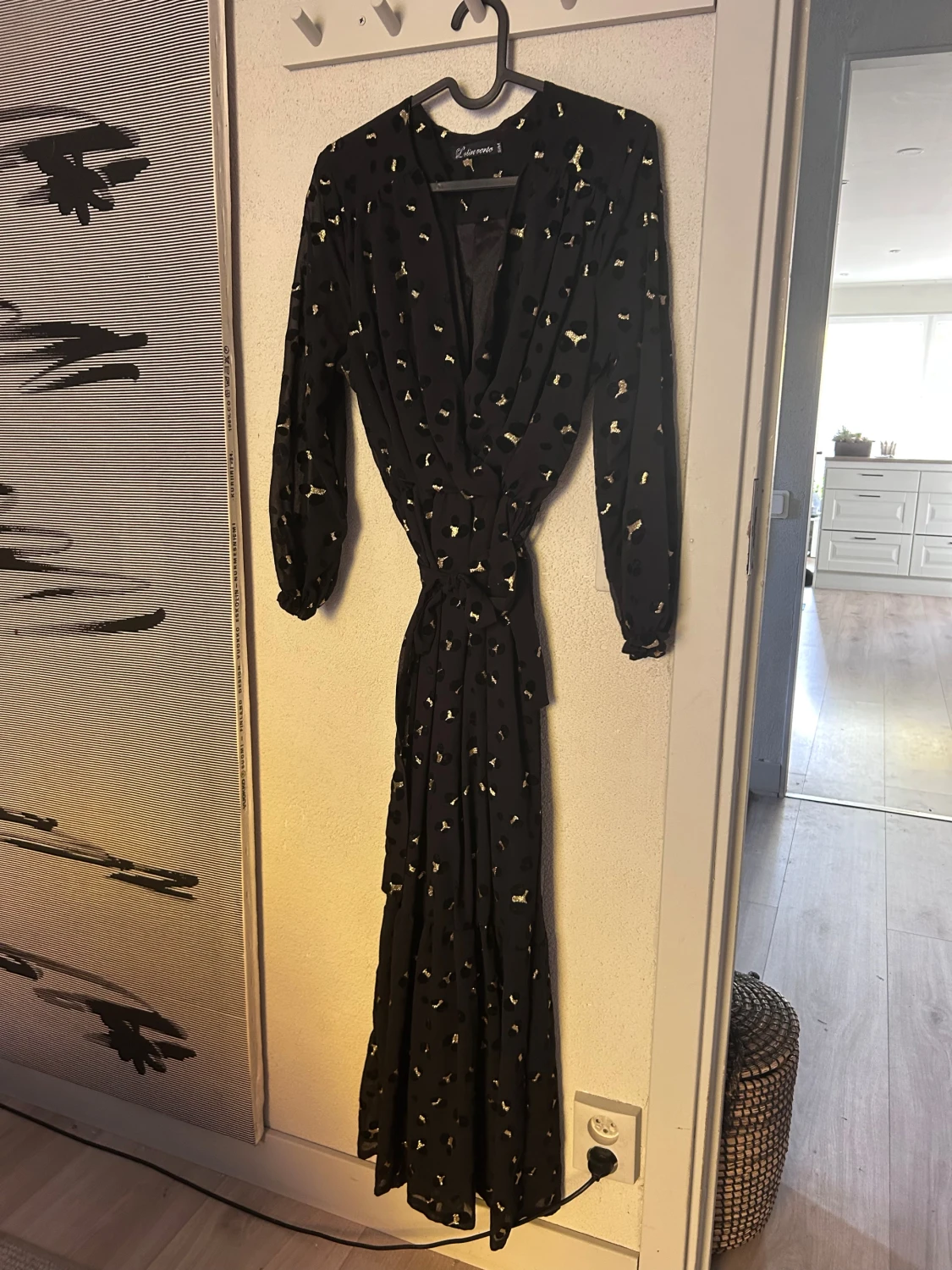 Svart långklänning med guldleopard  - 1