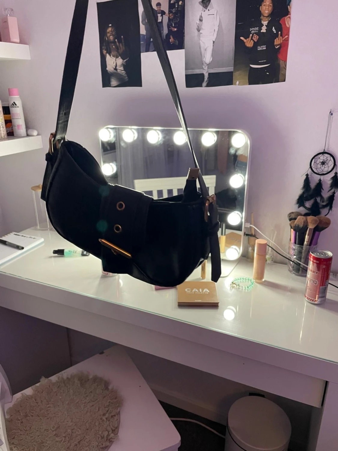 Svart axelväska med bälte-detalj - 1