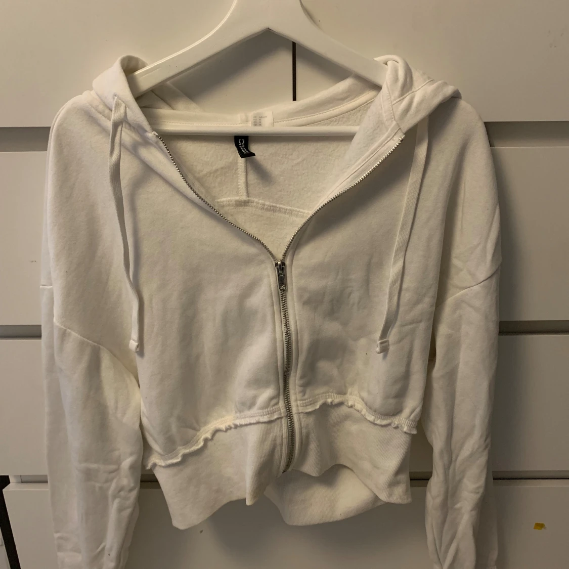 Vit croppad hoodie från H&M Divided