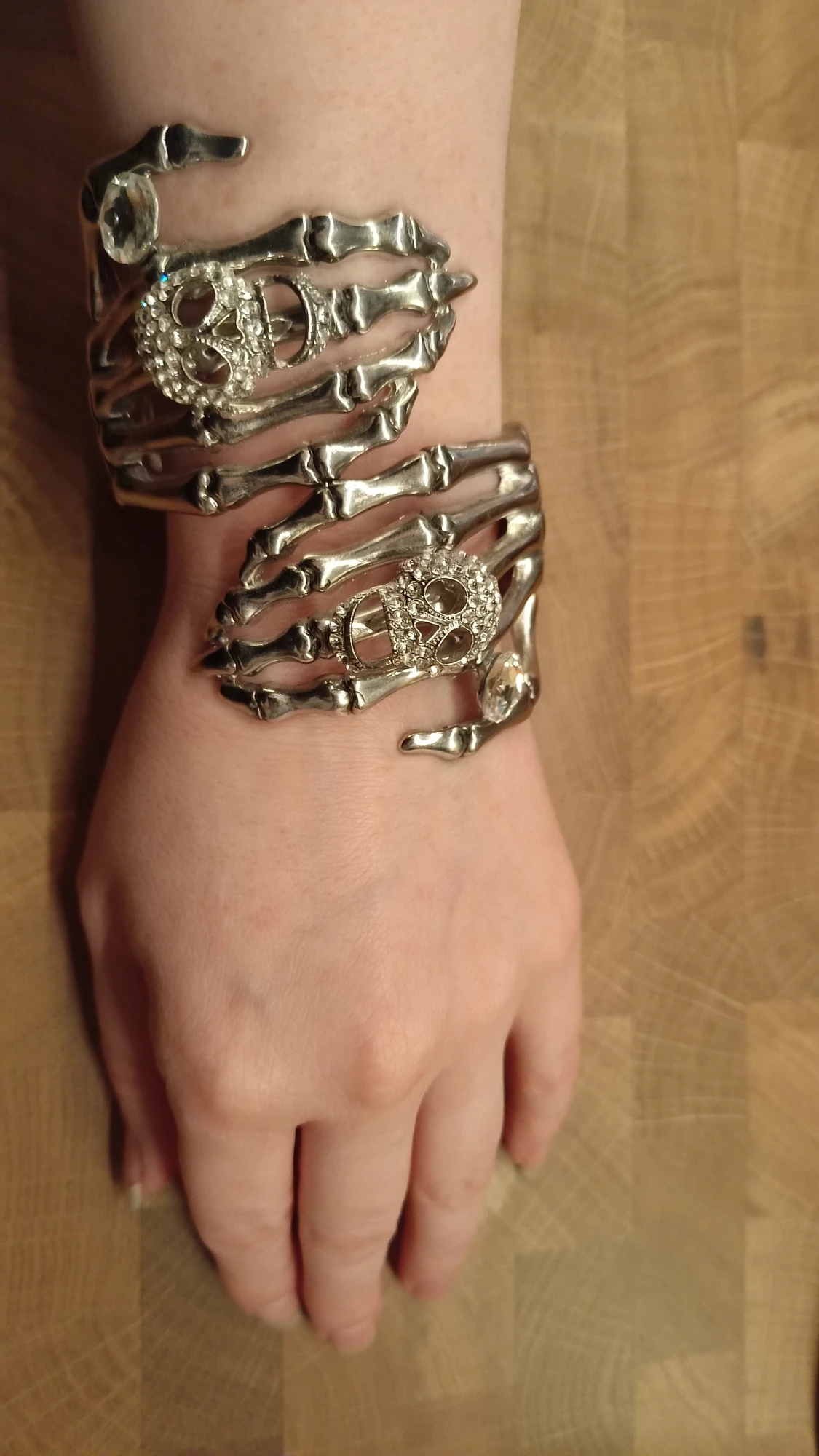 Silverfärgat skelettarmband med döskallar - 1