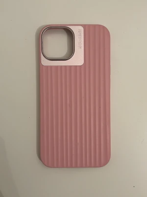 Nudient iPhone Case Pink - Snyggt rosa Nudient skal för iPhone för iPhone 13. Skalet är i gott skick med några tecken på användning, se sista bilden💕💕