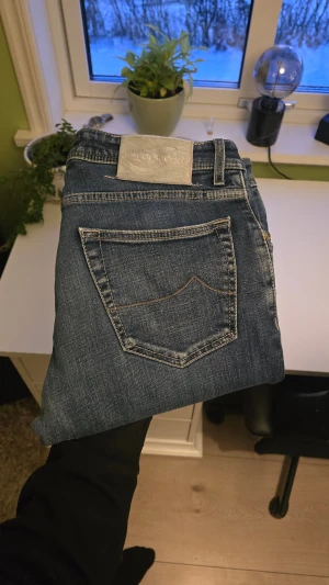 Jacob Cohën Jeans - Snygga Jacob Cohën jeans i storlek 33, men passar även 32. Väldigt billigt pris, nya kostar de över 5000 kr. Modell: Style 622 🤯 Skriv om du undrar något! 😁