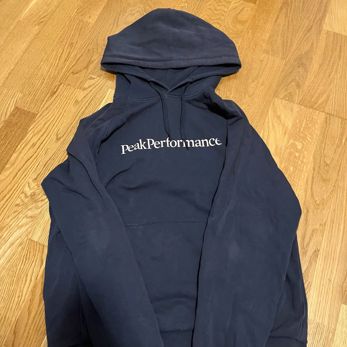 Mörkblå hoodie från Peak Performance