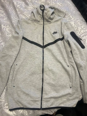 Nike tech kofta  - Säljer min kofta nike som är bra skick. Storlek är L