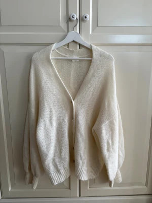 Oversize kofta  - Benvit oversize glesstickad kofta från Gina Tricot. Storlek L 