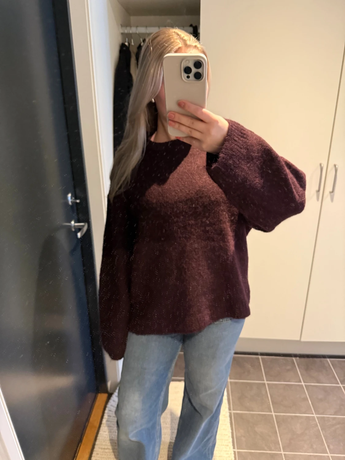 Vinröd stickad tröja