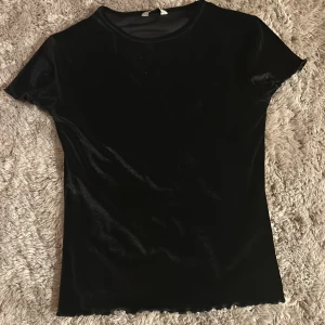 Svart sammets t-shirt  - Snygg svart t-shirt i mjuk sammet från Cubus, med rund hals och korta ärmar. Ungefär stl xxs, använd fåtal gånger. Pris kan diskuteras 💕