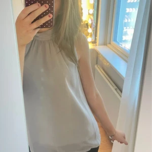 Halternecktopp - Jättefin halterneckblus, så skönt material och jättebra skick! Säljer då den inte kommer till andvändning. Storlek S❤️