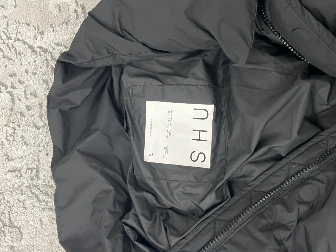 Svart pufferjacka från SHU