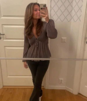 Zara Blus - Snygg blus från Zara som inte kommer till användning, använd ett fåtal gånger så är som i nytt skick😊