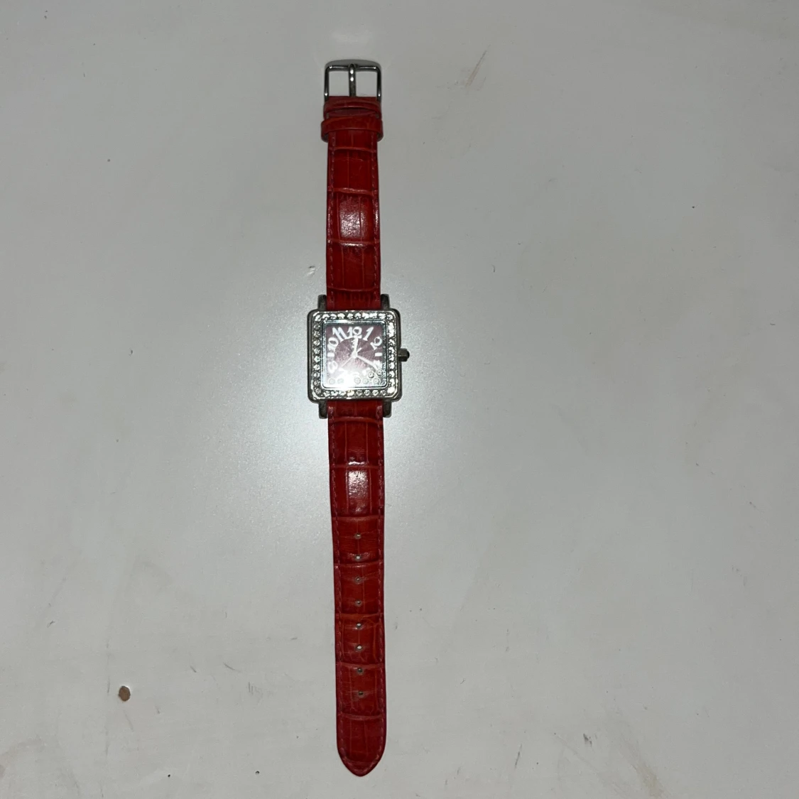 Röd fyrkantig klocka med strass - 1