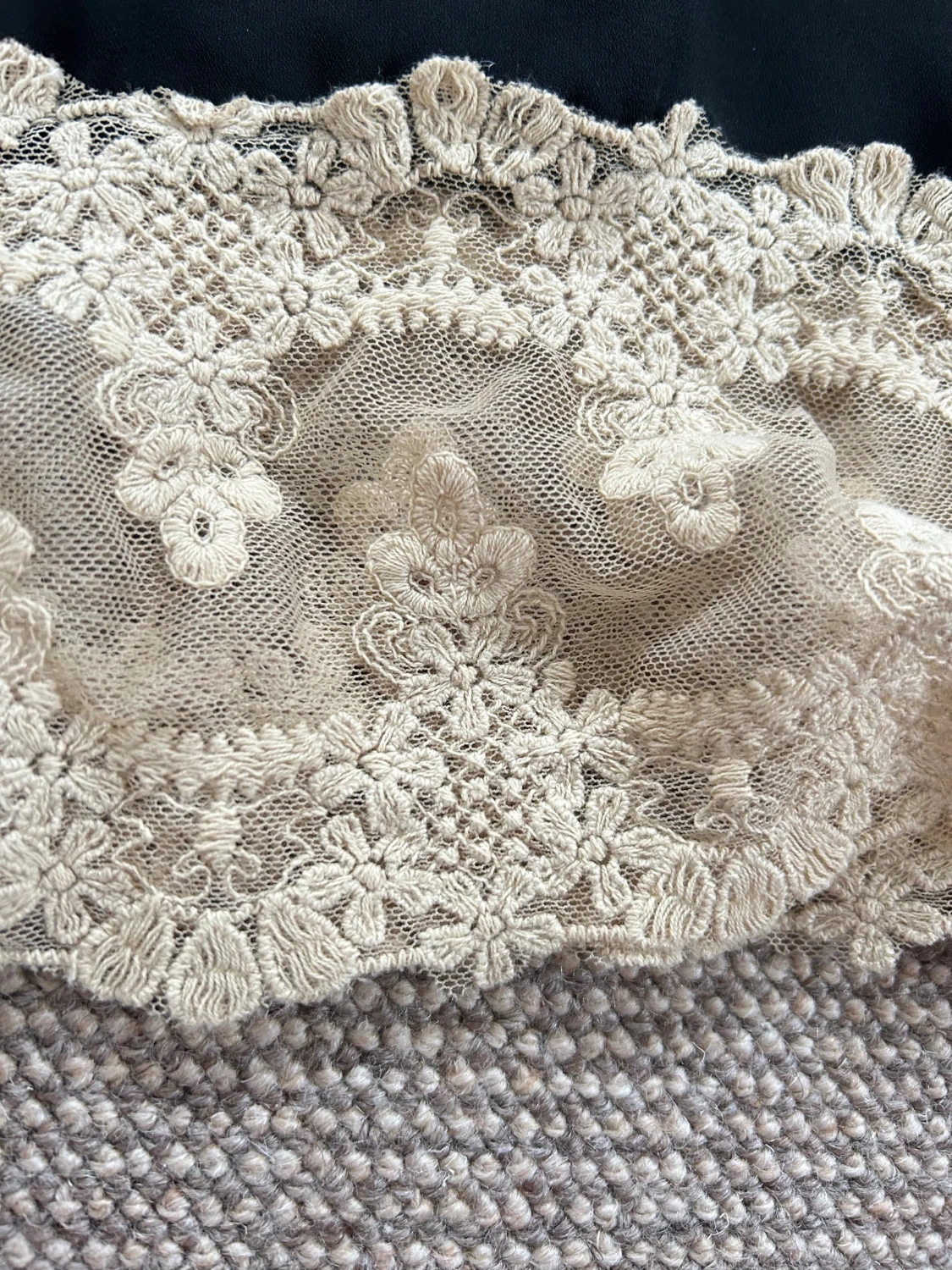 Svart linnetopp med spets från Romeo & Juliet - 3