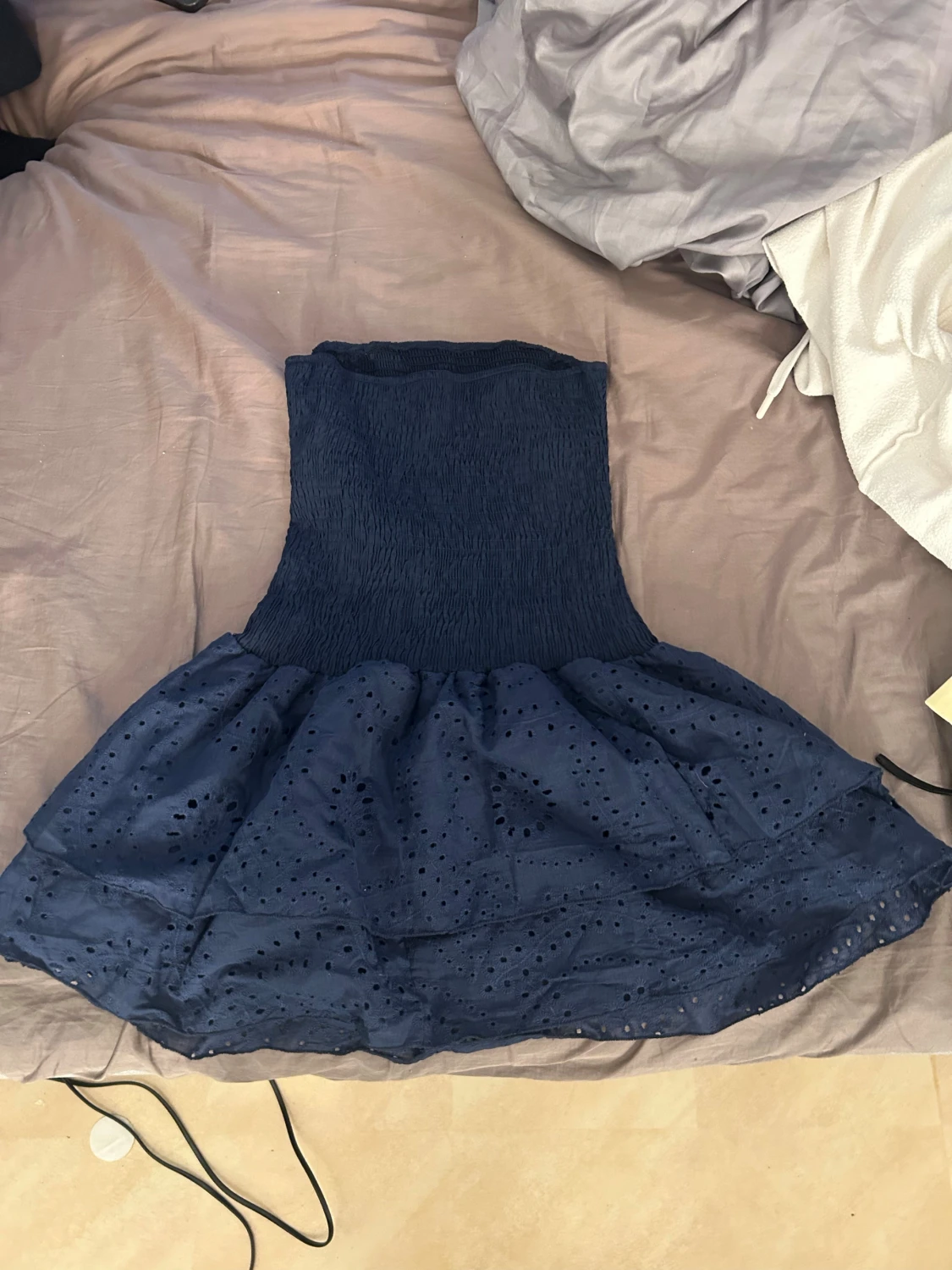 Marinblå kort klänning med broderi - 1