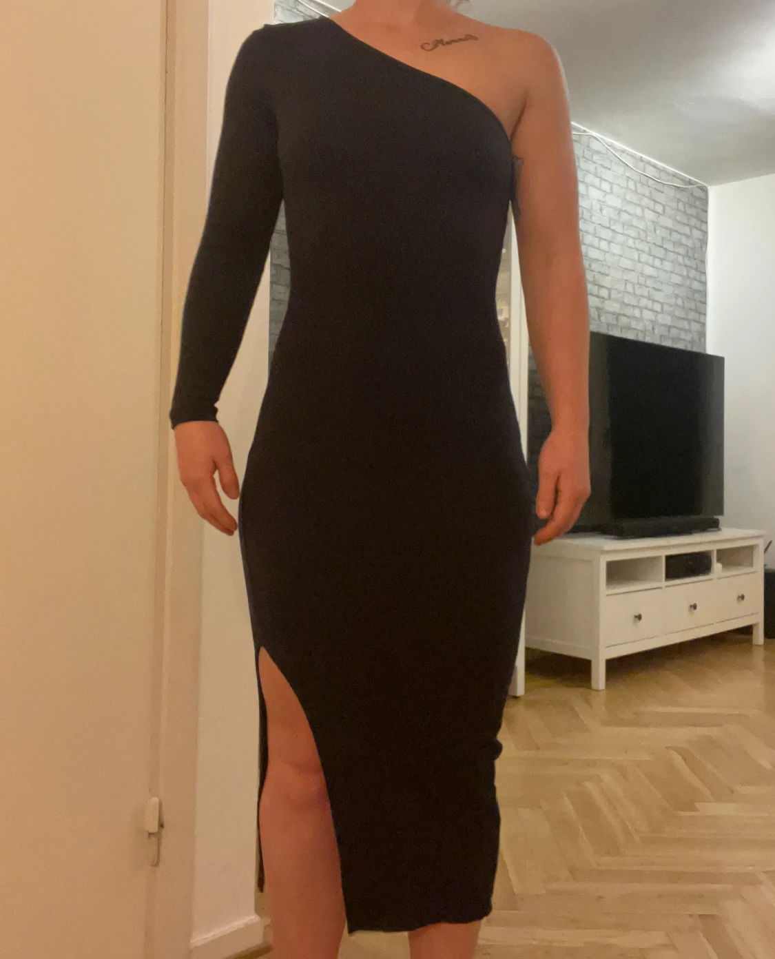 Svart långklänning med one shoulder