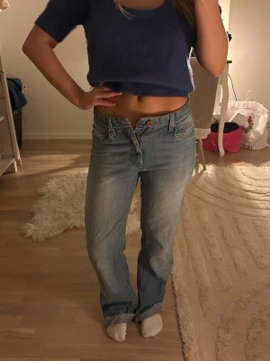 Raka/vida jeans🩵 - Mina ABSOLUT favorit jeans som tyvärr blivit för små på mig❤️‍🩹 har permanenta blekta fläckar på baksidan av ett av jeansbenen men inget man tänker på och som är väldigt små! Mått och frågor kan komma privat✨
