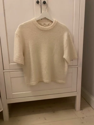 Vit stickad kortärmad tröja💕 - Jättefin stickad kortärmad t shirt från Gina tricot. Nästan aldrug använd och i så fint skick. Blir för varm i denna, därför säljer jag. Priset kan diskuteras💕