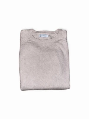 Beige cashmeretröja från Copenhagen - Snygg beige tröja från Copenhagen i storlek small, tillverkad av 80% cashmere och 20% tencel. Klassisk rund hals och mjuk stickad känsla som är perfekt för kyliga dagar. Enkel design utan mönster eller detaljer, passar dig som gillar stilrent.