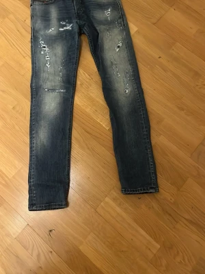 Diesel Tepphar slim jeans blå W29 L32 - Säljer ett par blå Diesel Tepphar slim jeans med stretch, distressed detaljer och slitningar på benen. Modellen är smal.